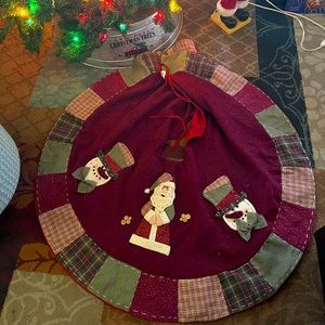 Beautiful patchwork tree skirt. $12